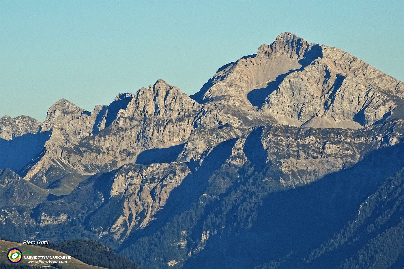 96 Ombre lunghe del tramonto in Arera e Corna Piana.JPG